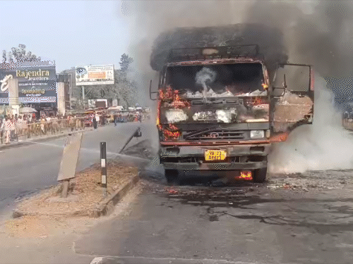 NH 27 पर ट्रक में लगी आग, उठी लपटें:किशनगंज में शॉर्ट सर्किट से लगी,फायर ब्रिगेड ने पाया काबू; घंटों उठा धुंआ