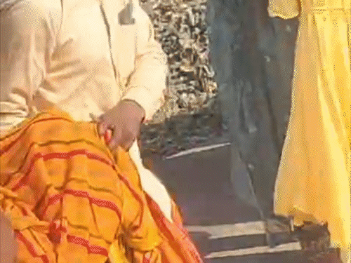 समस्तीपुर में तेज रफ्तार कार ने कई लोगों को कुचला:महिला समेत 2 लोगों की हालत नाजुक, गुस्साए लोगों ने कार को तालाब में धकेला