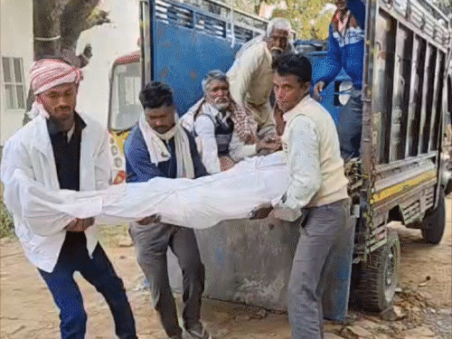 पंखे से लटका मिला मजदूर का शव:सात महीने पहले हुई थी शादी; भोजपुर में अर्थी पर शव लेकर परिजन पहुंचे सदर अस्पताल