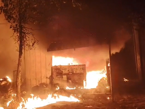 धनबाद स्टील गेट सब्जी मंडी में आधी रात भीषण आग:10-12 दुकानें राख, 15 लाख तक का नुकसान, रात 2.30 बजे तक बुझाई गई आग