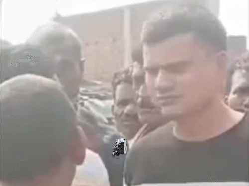 गयाजी में महिला टीचर के पति की बेरहमी से पिटाई:बच्चा चोरी के शक में ग्रामीणों ने पीटा, पुलिस ने बचाई जान; पीड़ित यूपी का रहने वाला है