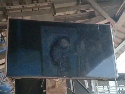 सीवान रेलवे स्टेशन पर बजा ‘सड़िया सरकावा राजा जी’ गाना:LED डिसप्ले पर अश्लील गाना देख मुंह छिपाने लगीं महिलाएं; यात्री बोले- ये लापरवाही है