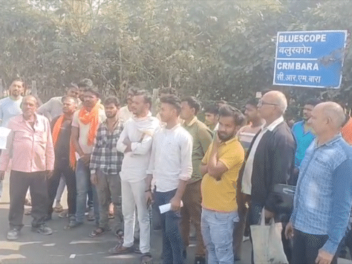 जमशेदपुर में ट्रेलर चालकों ने किया प्रदर्शन:वेतन-सुविधाओं की अनदेखी पर ब्लू स्कोप पार्किंग में विरोध, हड़ताल की दी चेतावनी