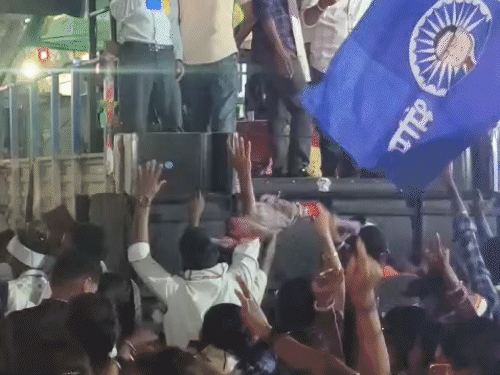 ‘हमारी आवाज हिड़मा’ गाने पर आदिवासी-समाज ने किया डांस,VIDEO:जगदलपुर पुलिस की मौजूदगी में लोग नाचे; अध्यक्ष बोले- यूट्यूब पर ऑटो प्ले हुआ