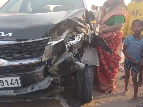 गयाजी में कार ने बाइक में मारी टक्कर:इंग्लिश गांव के पास तीन लोग घायल, NH-22 डोभी–पटना रोड पर एक्सीडेंट