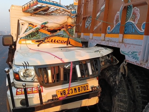 धनबाद में पिकअप वैन ट्रक से भिड़ी:अस्पताल में एक को मृत घोषित किया, दो हुए गंभीर, बरवाअड्डा में कीया शोरूम के पास हादसा