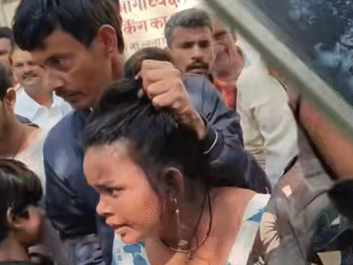 PMCH में नवजात को लेकर भागी महिला, गेट पर पकड़ाई:गुस्साई भीड़ ने की पिटाई, आरोपी गिरफ्तार; बच्चे को सकुशल किया बरामद