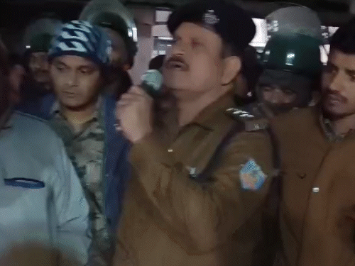 कोडरमा में मिला गौवंश अवशेष; हुआ बवाल:चार घंटे मुख्य सड़क रखा जाम, पुलिस का समझाना हुआ बेकार, 24 घंटे में गिरफ्तारी का भरोसा