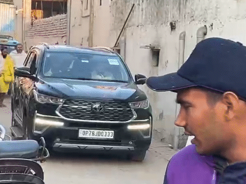 विराट कोहली और अनुष्का शर्मा पहुंचे वृंदावन:संत प्रेमानंद महाराज का लिया आशीर्वाद, हाथ जोड़कर बैठे रहे