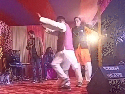 पार्टी में लड़खड़ाते कदम और सिगरेट का कश:दरभंगा में मुखिया का डांस VIDEO, जनप्रतिनिधियों ने लगाए ठुमके; पैसे भी लुटाए