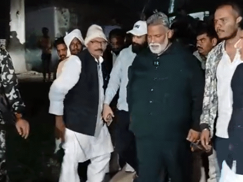 ‘खेमका हत्याकांड में फर्जी एनकाउंटर’,जेल से बाहर आए पप्पू यादव:फुलवारीशरीफ में छात्रा के परिवार से मिले; बोले- रूपेश केस खोलूंगा, NEET छात्रा के लिए लड़ूंगा