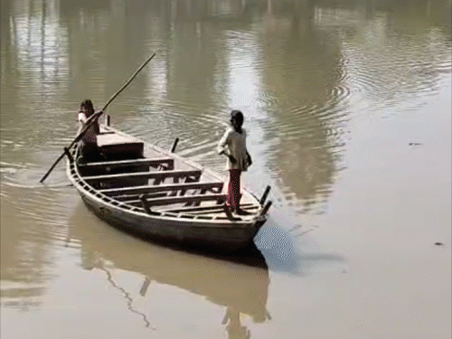 स्कूल जाने के लिए बच्चों को चलानी पड़ती नाव:पुल निर्माण कार्य 9 महीने से ठप; नदी पार करने के लिए प्रशासन ने ना दिया नाव, ना नाविक