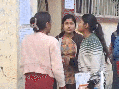 इंटर परीक्षा, आज केमिस्ट्री और इंग्लिश के पेपर:4 दिनों में 62 स्टूडेंट्स निष्कासित, 13 लाख से ज्यादा छात्र-छात्राएं दे रहे एग्जाम