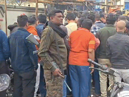 धनबाद में फल दुकान में भीषण आग:रमजान के लिए जुटाया था बड़ा स्टॉक, रोजी-रोटी पर संकट, लाखों का नुकसान