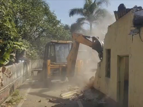 बोकारो में हत्यारोपी का अवैध कार्यालय ध्वस्त:BSL की जमीन पर कब्जे का आरोप, आपराधिक गतिविधियों के संचालन के आरोप पर कार्रवाई