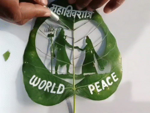 3 सेंटीमीटर पीपल के पत्ते पर शिव-पार्वती की कलाकृति:मुंगेर में लीफ आर्टिस्ट ने 5 घंटे में विश्व शांति का संदेश दिया