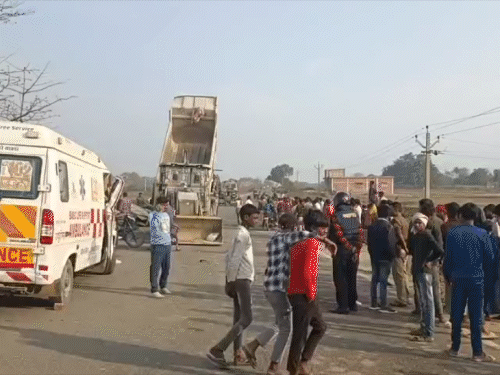 झारखंड-बिहार सीमा पर हाईवा ने हॉर्डिंग को टक्कर मारी:चपेट में आया प्रसूता को ले जा रहा एंबुलेंस, चालक समेत प्रसूता व परिजन हुए घायल