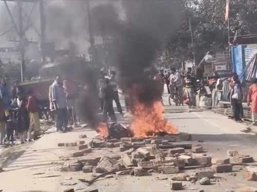 मुजफ्फरपुर में अतिक्रमण हटाने गई टीम का विरोध:गुस्साए ग्रामीणों ने की सड़क पर आगजनी; बिना ऑप्शनल व्यवस्था के घर को उजाड़ने का आरोप