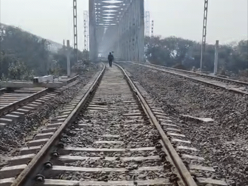 सिमरिया पुल पर 160 की रफ्तार से ट्रेन चलेगी:स्पीड नहीं होगी कम, भूकंप-बाढ़ को झेलना आसान; दिल्ली जाने में लगेगा 30 मिनट कम समय