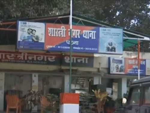 पटना में कबाड़ी दुकानदारों के बीच फायरिंग:एक युवक के हाथ में लगी गोली, अस्पताल में भर्ती; तीन आरोपी हिरासत में