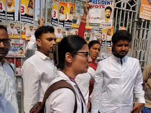 छात्रसंघ चुनाव: बिना आईकार्ड के छात्र कर रहे प्रचार-प्रसार:तय से ज्यादा संख्या में जुट रहे, सड़कों पर छात्र नेता उड़ा रहे पर्ची; प्रशासन ने दी है चेतावनी