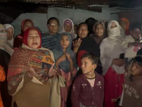 कानपुर पुलिस ने मकानों पर लगाए काले क्रास के निशान:लोग बोले- हम कहां जाएंगे, सपा विधायक ने कहा- कमिश्नर से बात करेंगे