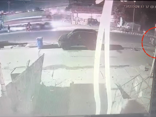 पूर्णिया में बारात से लौट रहे दो दोस्तों की मौत:CCTV फुटेज आया सामने; डिवाइडर से टकराई बाइक, संभलने तक का मौका नहीं मिला; ट्रक ने कुचला