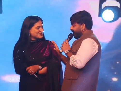 पवन सिंह ने लाइव शो में शादी का ऑफर दिया:बोले- काला हूं, सुंदर नहीं हूं…मगर संस्कारी और टिकाऊ हूं; एक्ट्रेस ने जवाब दिया