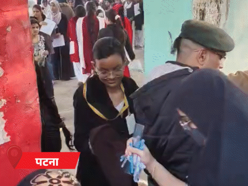 पटना में छात्राओं के हिजाब उतरवाए, जूते खुलवाए:चेकिंग में चिट मिली, बिहार के 1,762 सेंटर्स पर 13 लाख छात्र दे रहे इंटर एग्जाम