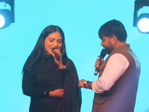 पवन सिंह ने लाइव शो में शादी का प्रपोजल दिया:एक्ट्रेस से बोले- काला हूं मगर टिकाऊ हूं; VIDEO में देखिए क्या जल्द ब्याह रचाएंगे?