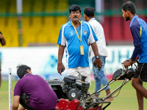 लाल मिट्‌टी की पिच क्यों बनाना चाहते थे शिवकुमार, पढ़िए:कानपुर के ग्रीनपार्क में 20 साल से काम कर रहे थे, विकेट बनाते समय मौत