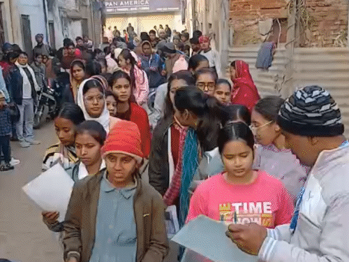 भोजपुर में इंटर परीक्षा शुरू, पहले दिन बायोलॉजी का पेपर:39 केंद्रों पर कड़ी निगरानी के बीच 45,918 परीक्षार्थी दे रहे एग्जाम; सीसीटीवी से निगरानी