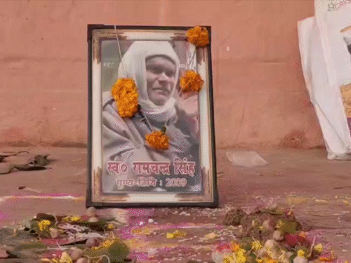 बिहार में जिंदा दरोगा का वकील ने किया पिंडदान:साजिश करने वाले SI की पत्नी ने दिया था डेथ सर्टिफिकेट, भास्कर ने जिंदा ढूंढ निकाला था