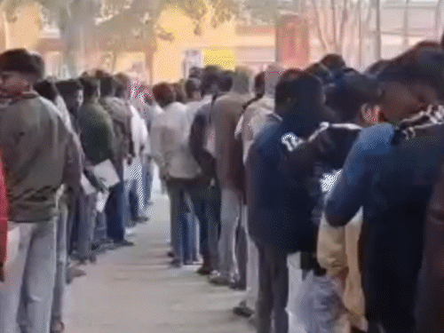 पूर्णिया में कड़ी सुरक्षा के बीच इंटर की परीक्षा शुरू:59 सेंटर पर 29841 परीक्षार्थी दे रहे एग्जाम; जूते-मोजे खुलवाए गए, पर्स-कैश तक ले जाने की मनाही