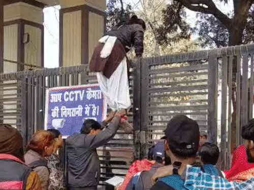 बिहार बोर्ड इंटर परीक्षा आज से शुरू:पटना में 84 केंद्रों पर 79863 परीक्षार्थी दे रहे एग्जाम, पहले दिन बायोलॉजी-फिलॉस्फी-इकोनॉमिक्स की परीक्षा