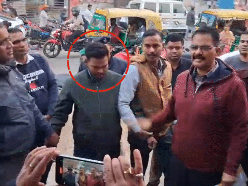 नालंदा में निगरानी विभाग ने राजस्व कर्मचारी को किया गिरफ्तार:45 हजार घुस लेते रंगे हाथों पकड़ा; जमीन दस्तावेजों के नाम पर कर रहे थे वसूली