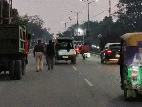 पुलिस गाड़ी हुई खराब, सड़क पर धक्का लगाते दिखे जवान:पटना में हाईटेक पुलिस के दावों की खुली पोल, लोगों ने बनाए वीडियो