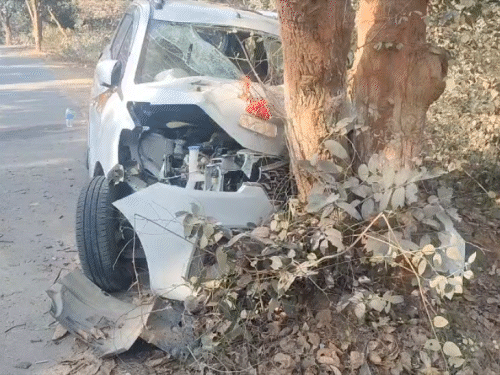 चतरा में बारात से लौट रही कार पेड़ से टकराई:हादसे में एक की मौत, चार गंभीर रूप से घायल, प्रतापपुर से लौट रही थी बारात