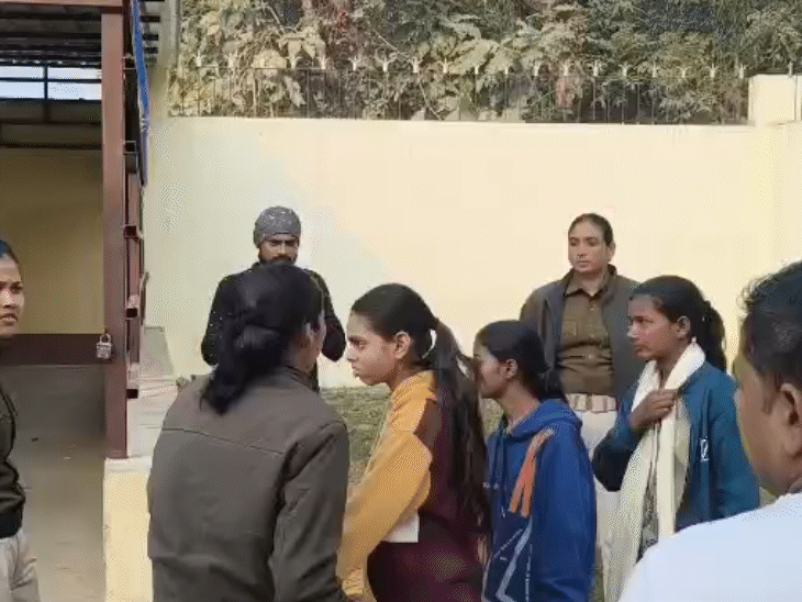 भागलपुर में इंटरमीडिएट एग्जाम का दूसरा दिन:चेकिंग के बाद छात्रों को दी गई एंट्री, CCTV से निगरानी; पहली पाली में मैथ्स की परीक्षा