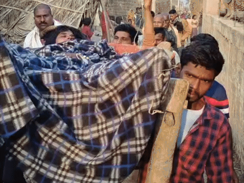 हाथ में स्लाइन और खाट पर मरीज:भागलपुर के डीमहा पंचायत में सड़क की सुविधा नहीं, लोगों ने टांगकर पहुंचाया अस्पताल
