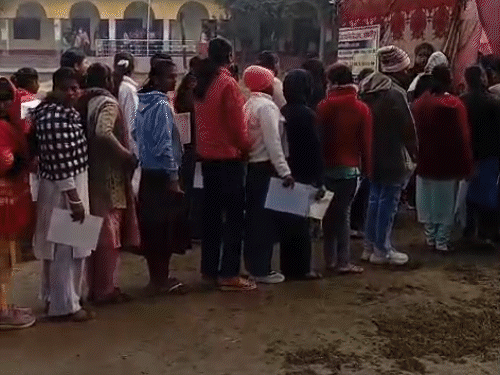 समस्तीपुर में 79 परीक्षा केंद्रों पर शांतिपूर्ण माहौल:इंटर एग्जाम का दूसरा, चेकिंग के बाद परीक्षार्थियों को दी गई एंट्री; गेट पर जूते-मोजे उतरवाए