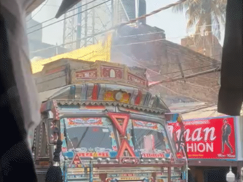 भागलपुर में हाईटेंशन तार से सटा ट्रक:ड्राइवर की सूझबूझ से टला बड़ा हादसा, घटना के विरोध में लोगों ने किया रोड जाम