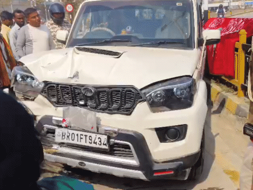 DSP की गाड़ी ने निजी वाहन में मारी टक्कर:चालक के दोनों पैर टूटे, लोग बोले- सरकारी गाड़ी गलत दिशा से आ रही थी