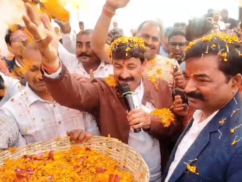 खेसारी लाल यादव-पवन सिंह को संसद भेजने की जताई इच्छा:मनोज तिवारी ने खेली फूलों की होली; कहा- भोजपुरी के सभी सुपरस्टार एनडीए के मंच पर एकजुट हो