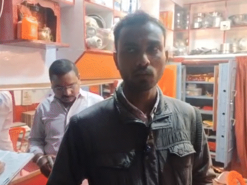 वैशाली में ज्वेलरी दुकान से 11 लाख के जेवर लूटे:पिस्तौल तानकर बदमाश बोले-हाथ ऊपर कर लो,अलमारी से समेटी नकदी; हथियार लहराते हुए फरार