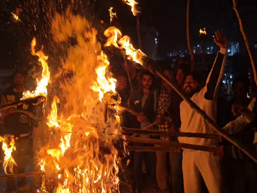 दरभंगा में पप्पू यादव को जेल भेजने का विरोध:समर्थकों ने निकाला मसाल जुलूस, कहा- हत्या की साजिश रची जा सकती है