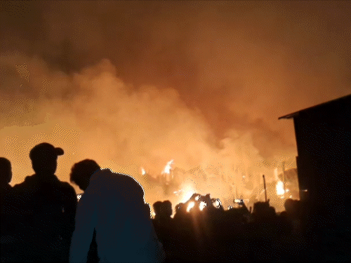 कटिहार के होटल में सिलेंडर ब्लास्ट, 200 दुकानें राख:पूरा इलाका धुएं और लपटों से घिरा, लाखों का नुकसान; देर से पहुंची दमकल पर लोगों में आक्रोश