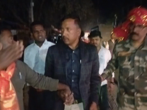 शराब के नशे में निलंबित सीओ ने चलाई थार:लातेहार में शिव बारातियों को मारी टक्कर, नशे की हालत में हिरासत में लिए गए