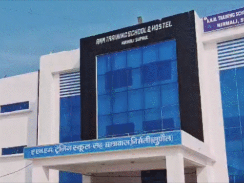 लेडी टीचर के VIDEO बनाते पकड़े गए प्रिंसिपल:गर्ल्स हॉस्टल में रहता था; मोबाइल चेकिंग में 150 तस्वीरें मिलीं; DM बोले- जांच होगी