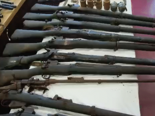 जमीन में छिपाए भारी मात्रा में हथियार, गोला-बारूद बरामद:नक्सल विरोधी अभियान में मिली बड़ी सफलता; 20 राइफल, हैंड ग्रेनेड भी मिले